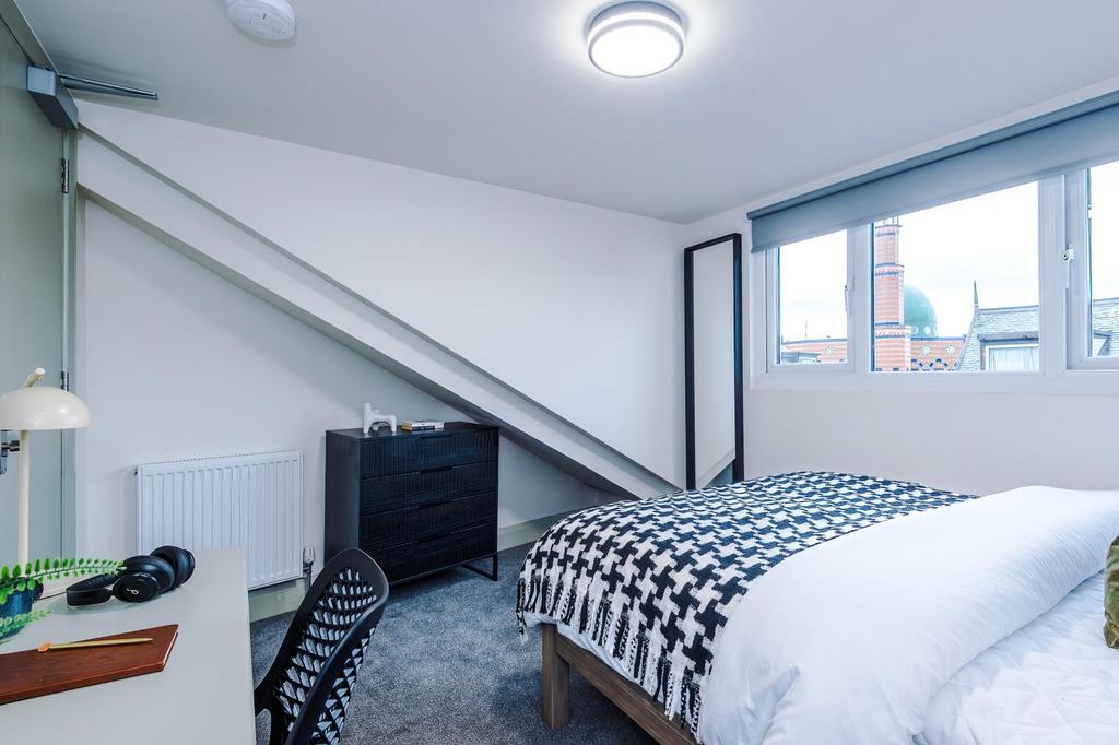 Bright, neatly presented double bedroom with a ...