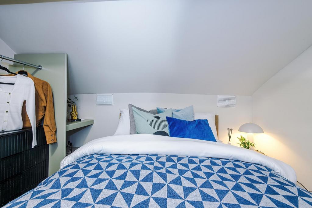 Bright, neatly presented double bedroom with a ...