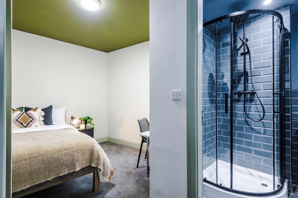 Modern double bedroom with a comfortable bed, n...