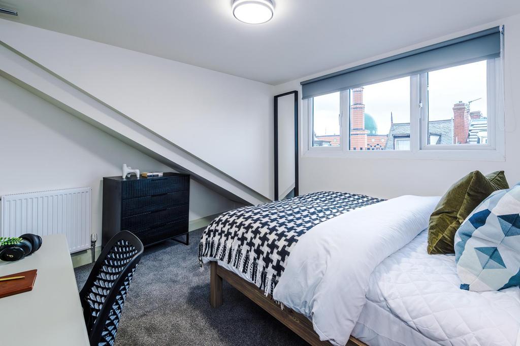 Bright, neatly presented double bedroom with a ...