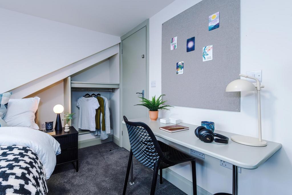 Bright, modern single bedroom with a neat works...