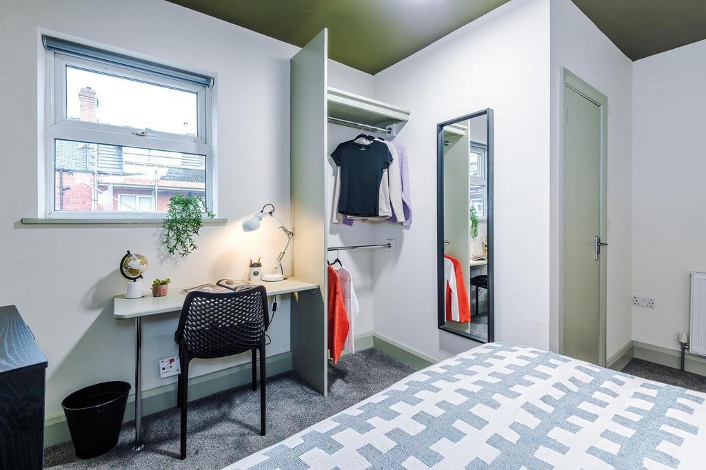 Bright, tidy double bedroom with a comfortable ...