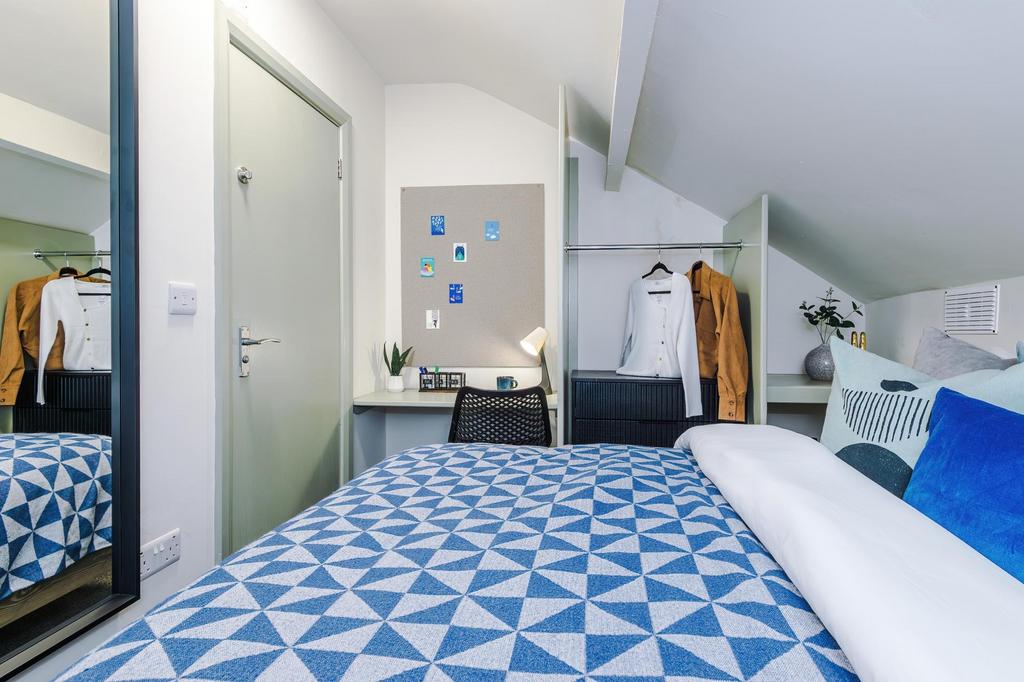 Bright, neatly presented double bedroom in a to...