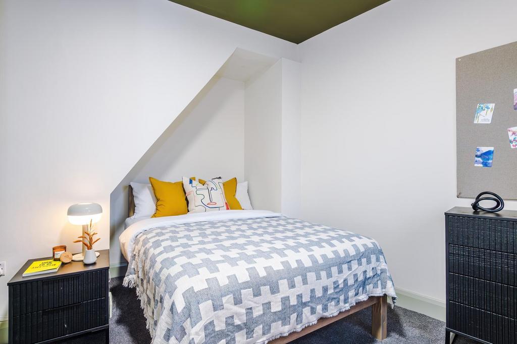 Bright, neatly presented double bedroom with a ...