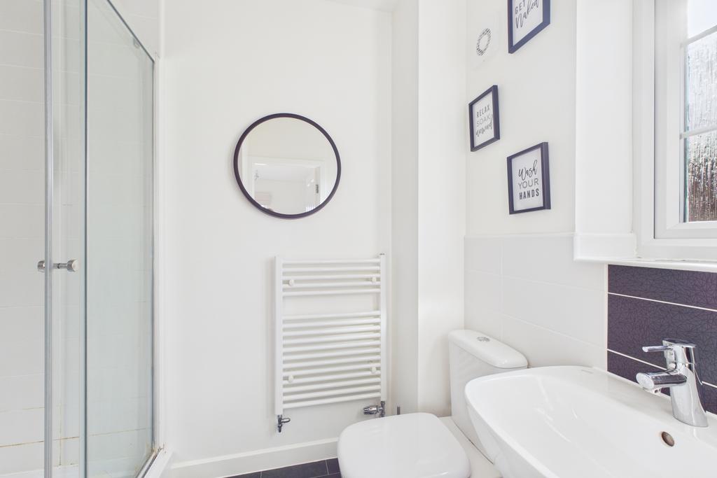 A contemporary ensuite to beat the rush to the bat