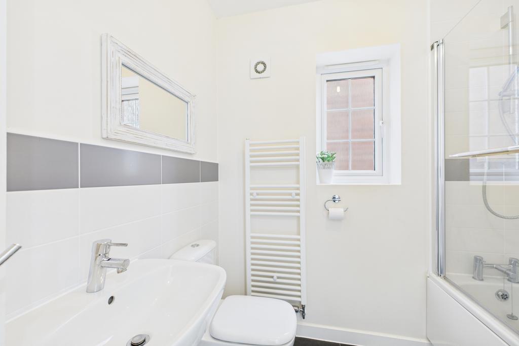Functional and contemporary bathroom