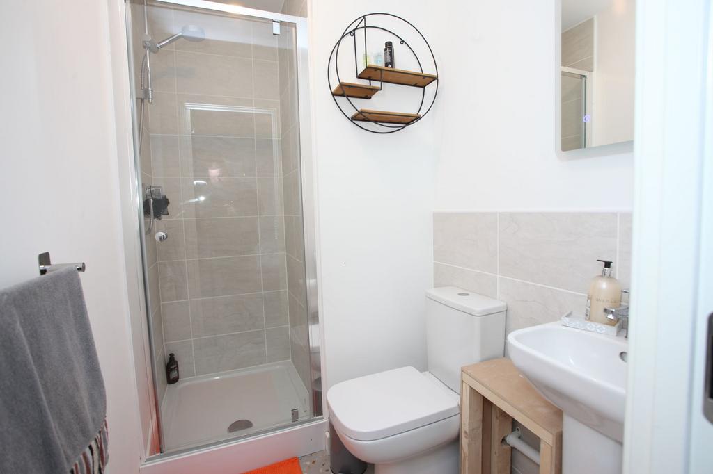 Bathroom 2/ Ensuite