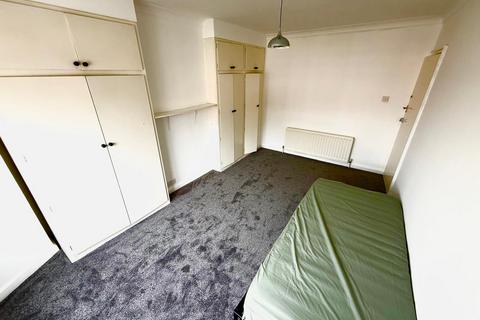 1 bedroom in a house share to rent, Cleveland Gardens, London, NW2