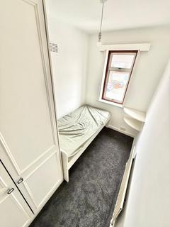 1 bedroom in a house share to rent, Cleveland Gardens, London, NW2