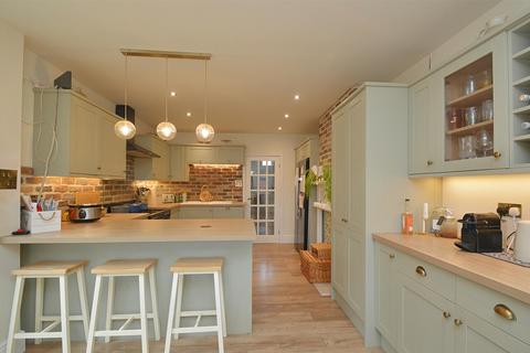 undefined, IDEAL FAMILY HOME * SHANKLIN