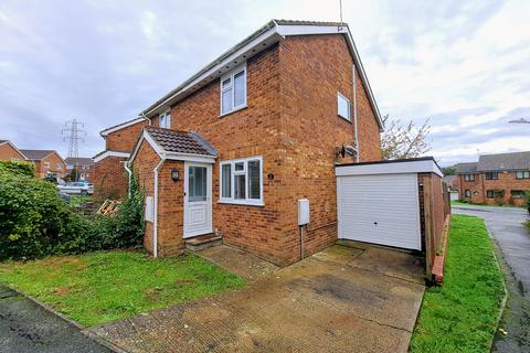 2 bedroom semi-detached house to rent, Newlands, Ashford