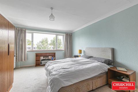 2 bedroom flat for sale, Selworthy Close, Wanstead