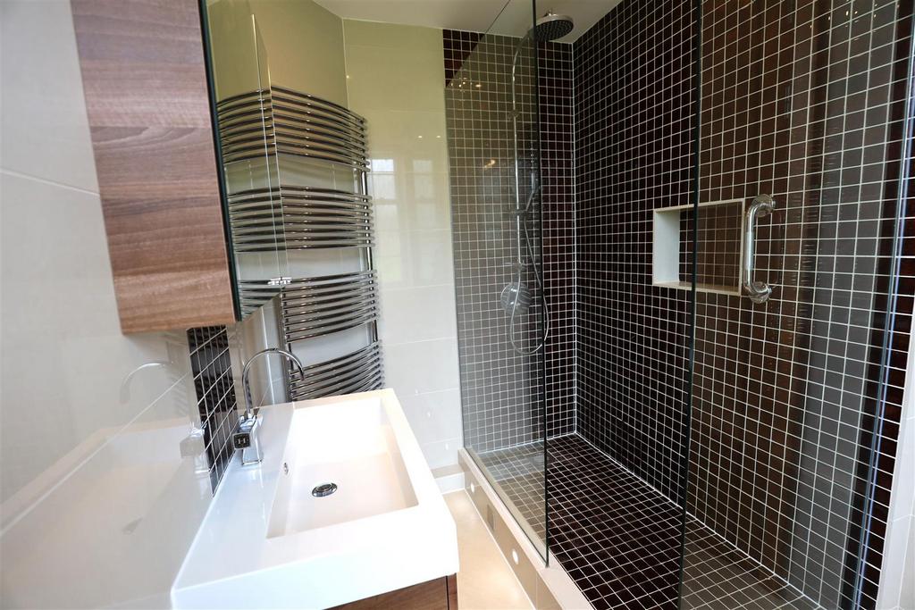 En suite 2 .JPG