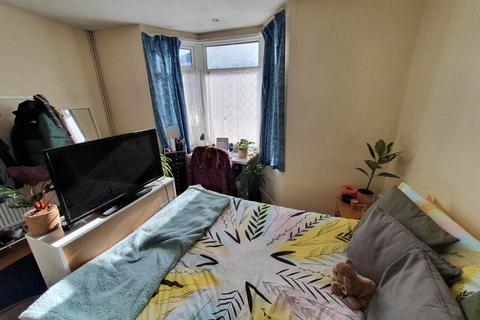 6 bedroom semi-detached house to rent, Wyeverne Road, Cathays, Cardiff