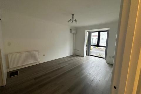undefined, Albion Road, Hounslow TW3