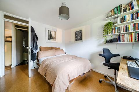 2 bedroom maisonette for sale, Wivenhoe Close, London