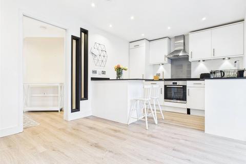 5 bedroom end of terrace house to rent, Bowater Gardens, Sunbury-On-Thames