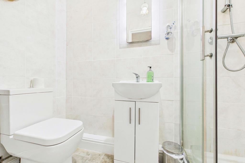 Owners’ accom: bedroom 1 en-suite