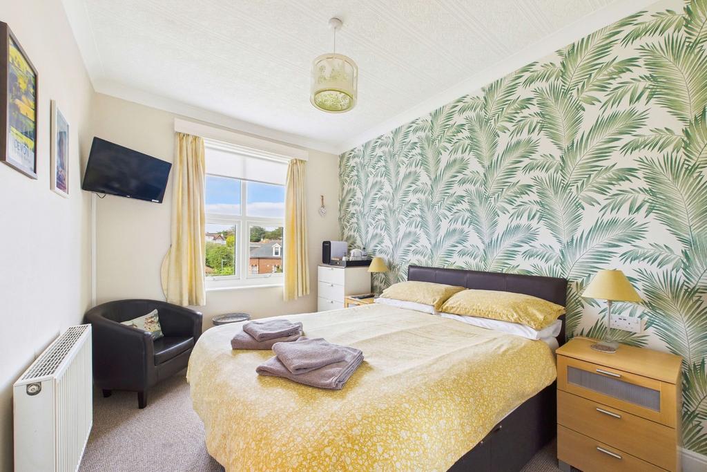 Guest room 2: spacious suite