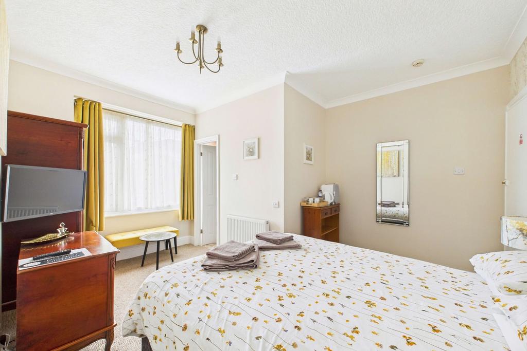 Guest room 3: spacious suite