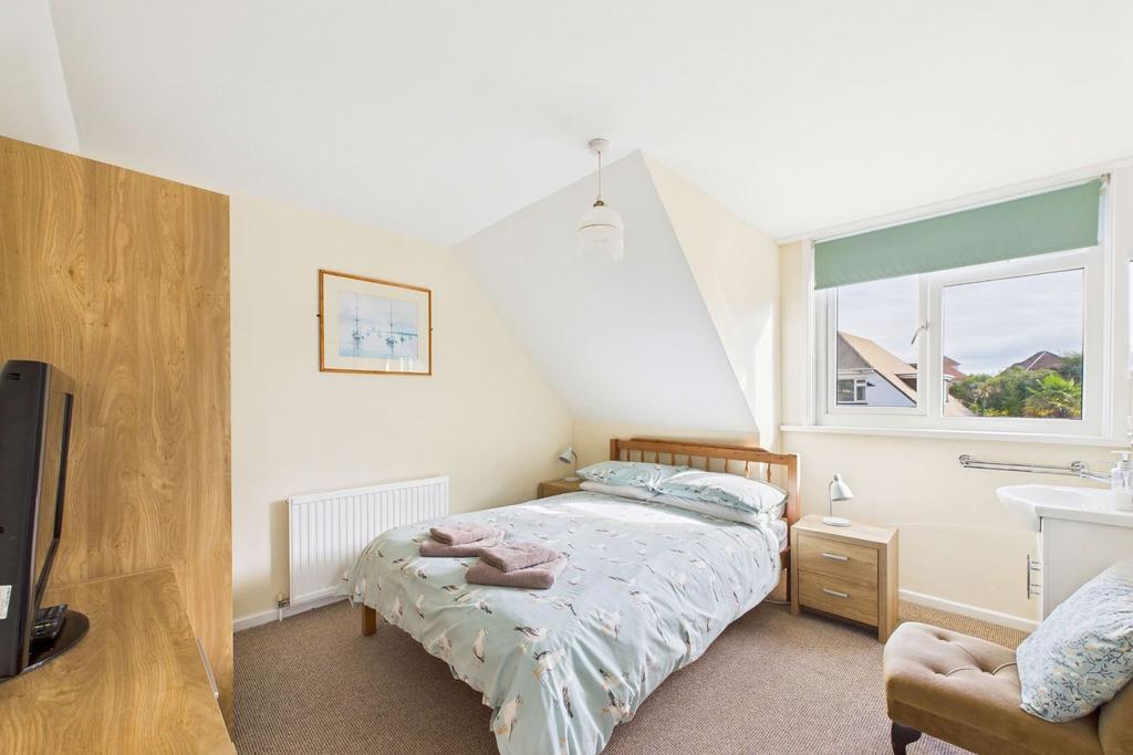 Self-contained apt: double bedroom with sea views