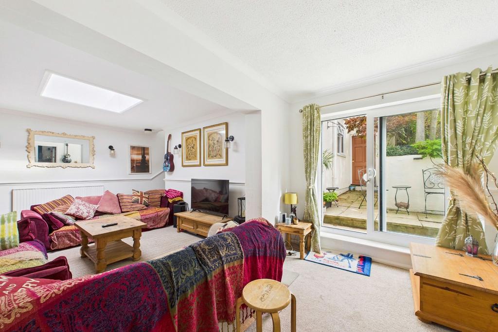 Owners’ accommodation - living room with garden ac