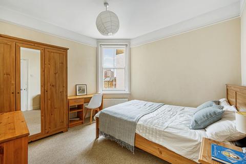 3 bedroom flat for sale, Queen's Club Gardens, London,, W14