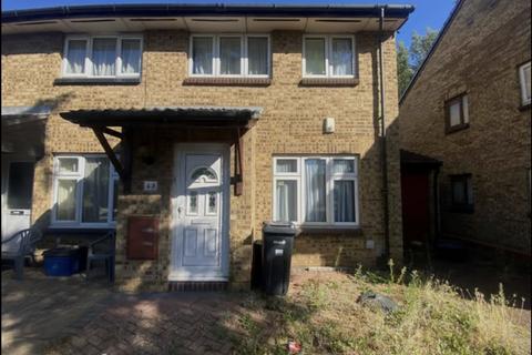 3 bedroom detached house to rent, Fiennes Close, Dagenham, Essex, RM8