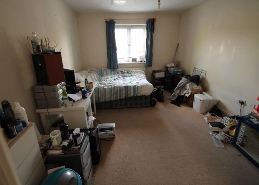 A cozy bedroom featuring a double bed with a wi...