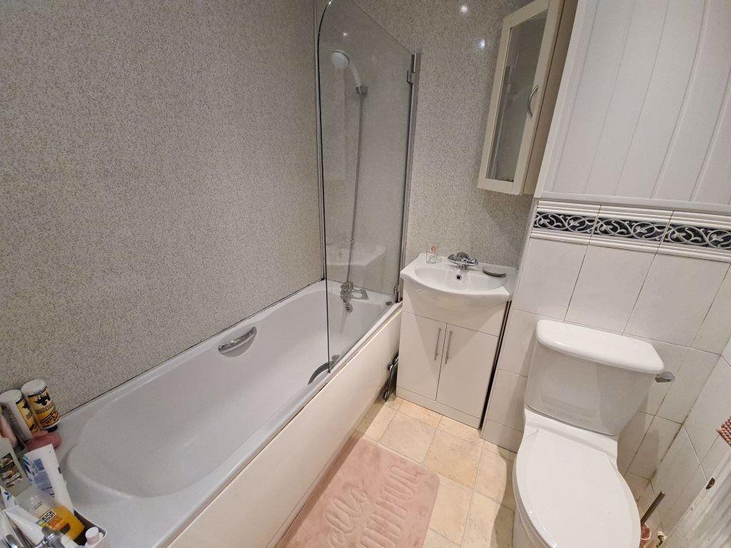 A spacious and well-maintained bathroom featuri...