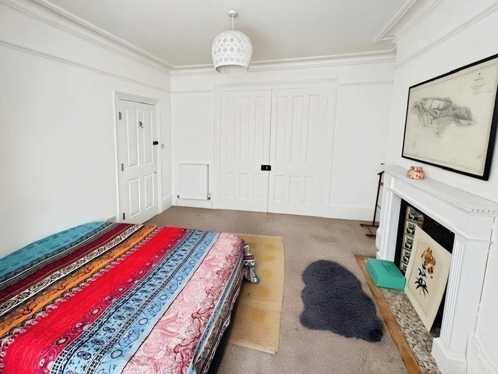 Large Bedroom (b)