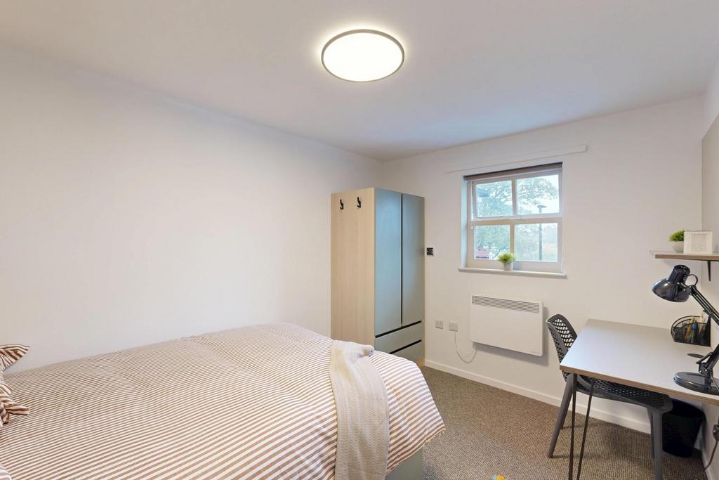 Bright, neatly presented double bedroom with a ...
