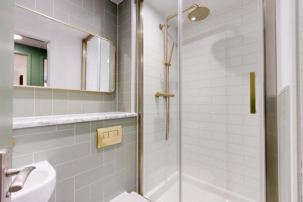 A modern and clean bathroom featuring a spaciou...