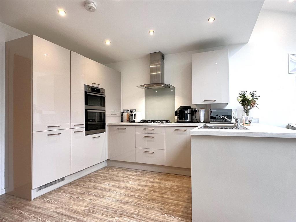 Eye-Catching Modern Kitchen 781