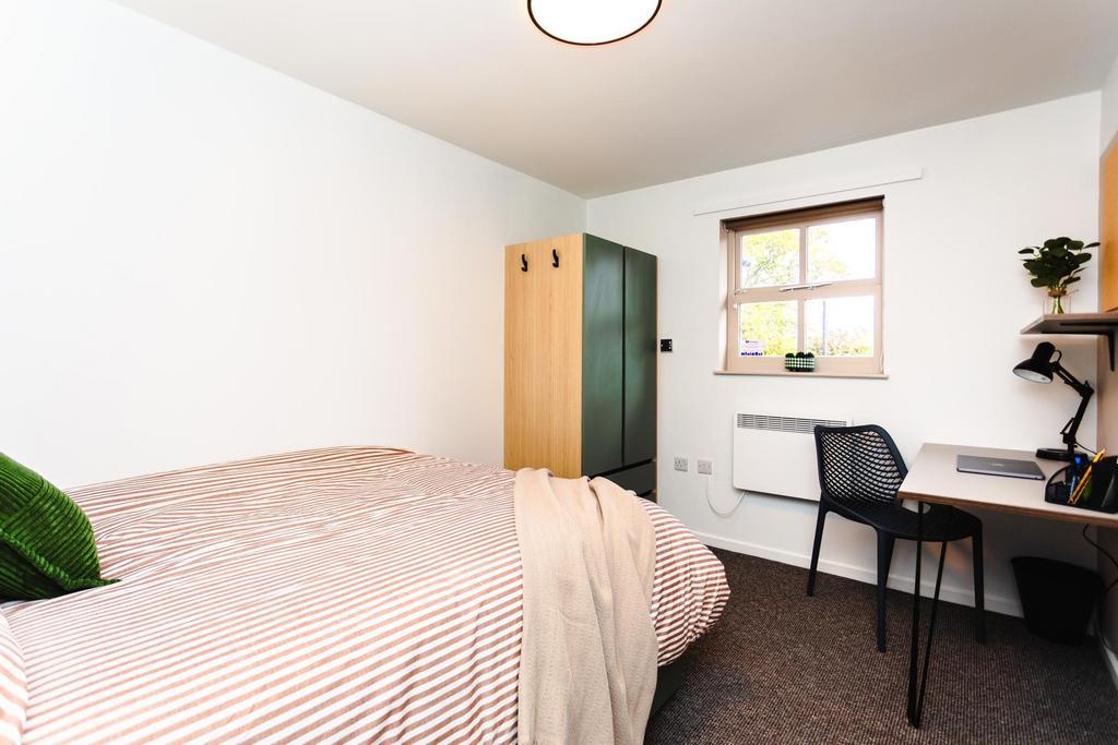 Bright, neatly presented double bedroom with a ...