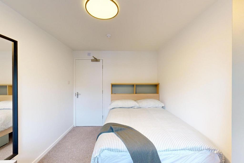 A bright and well-maintained double bedroom fea...