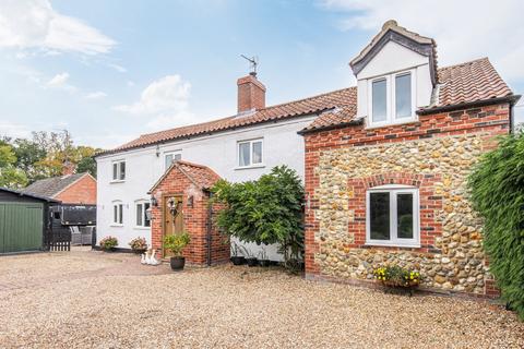 undefined, Charming Cottage with Swimming Pool in Beetley