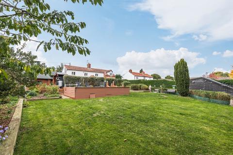 undefined, Charming Cottage with Swimming Pool in Beetley