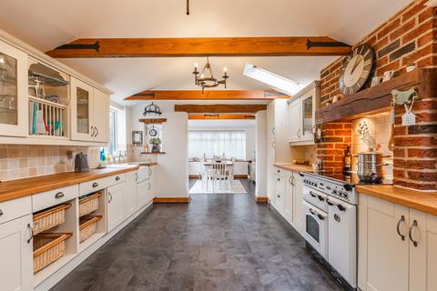 undefined, Charming Cottage with Swimming Pool in Beetley