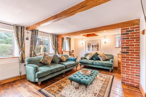 undefined, Charming Cottage with Swimming Pool in Beetley