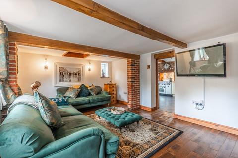 undefined, Charming Cottage with Swimming Pool in Beetley