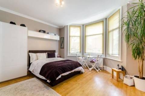 Studio to rent, Parklands, Surbiton, Surrey, KT5
