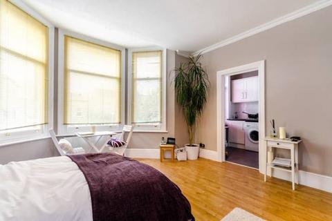 Studio to rent, Parklands, Surbiton, Surrey, KT5