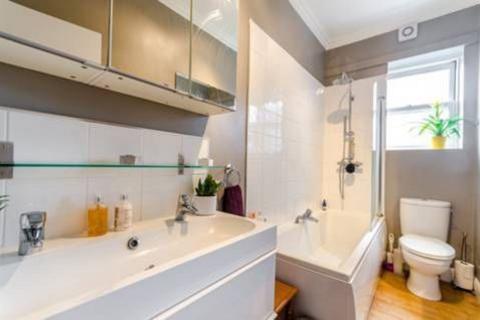 Studio to rent, Parklands, Surbiton, Surrey, KT5