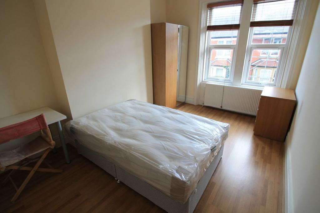 A cozy bedroom featuring a double bed positione...