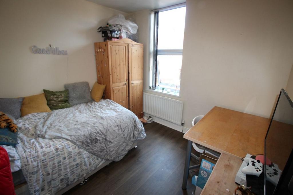 A cozy bedroom featuring a bed with multiple pi...