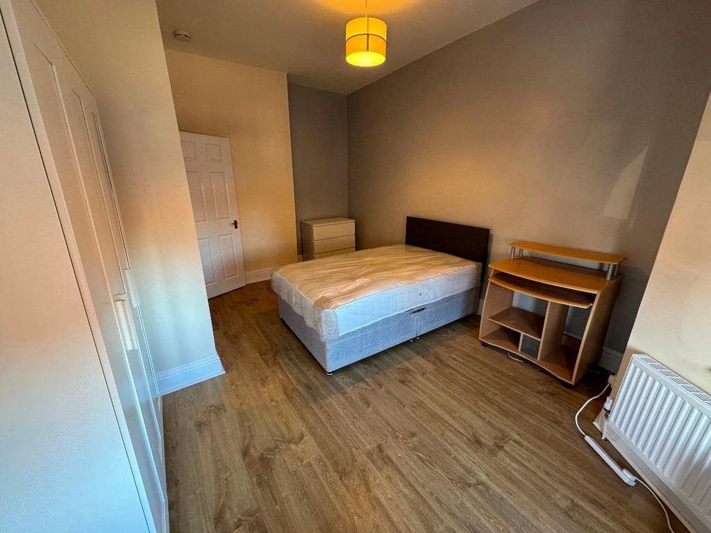 A bright and tidy double bedroom featuring a co...