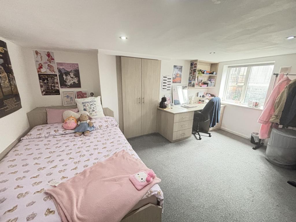 Bright, well-kept double bedroom with a comfort...