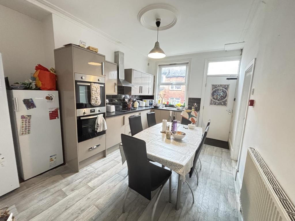 Bright contemporary kitchen with integrated app...