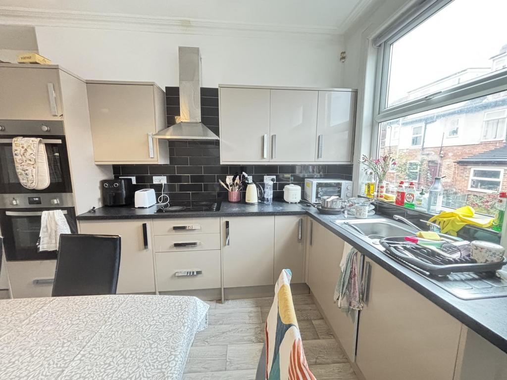 Bright modern kitchen with plenty of worktop sp...
